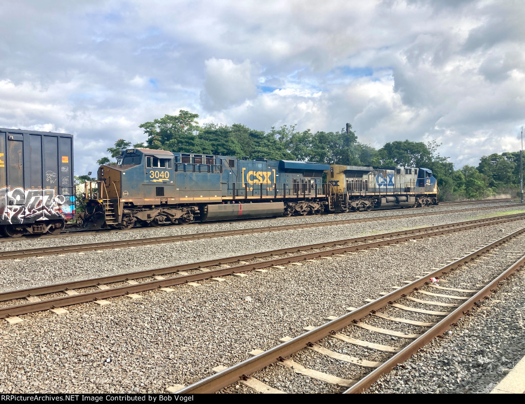 CSX 3040 and 418